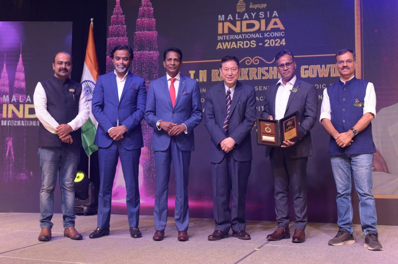 Dr. T.N. Balakrishnagowdaseen with (left)Ajith hanumakkanavar, Editor, Asianet Suvarna News, (Right)Ravi Hegde, Chief in Editor Kannada Prabha,Asianet Suvarna News